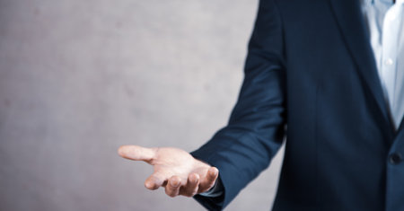 Jefe emitido por un empleado o despido. Un hombre de negocios con una gama alta indicada por la cámara con un dedo. Dirección o gerente malo. Liderazgo difícil, disciplina estricta, acoso en el lugar de trabajo o lucha en